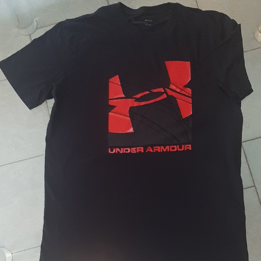 Under⚒Armour HEATGEAR Black Tee with Red UA Logo SZ Medium
